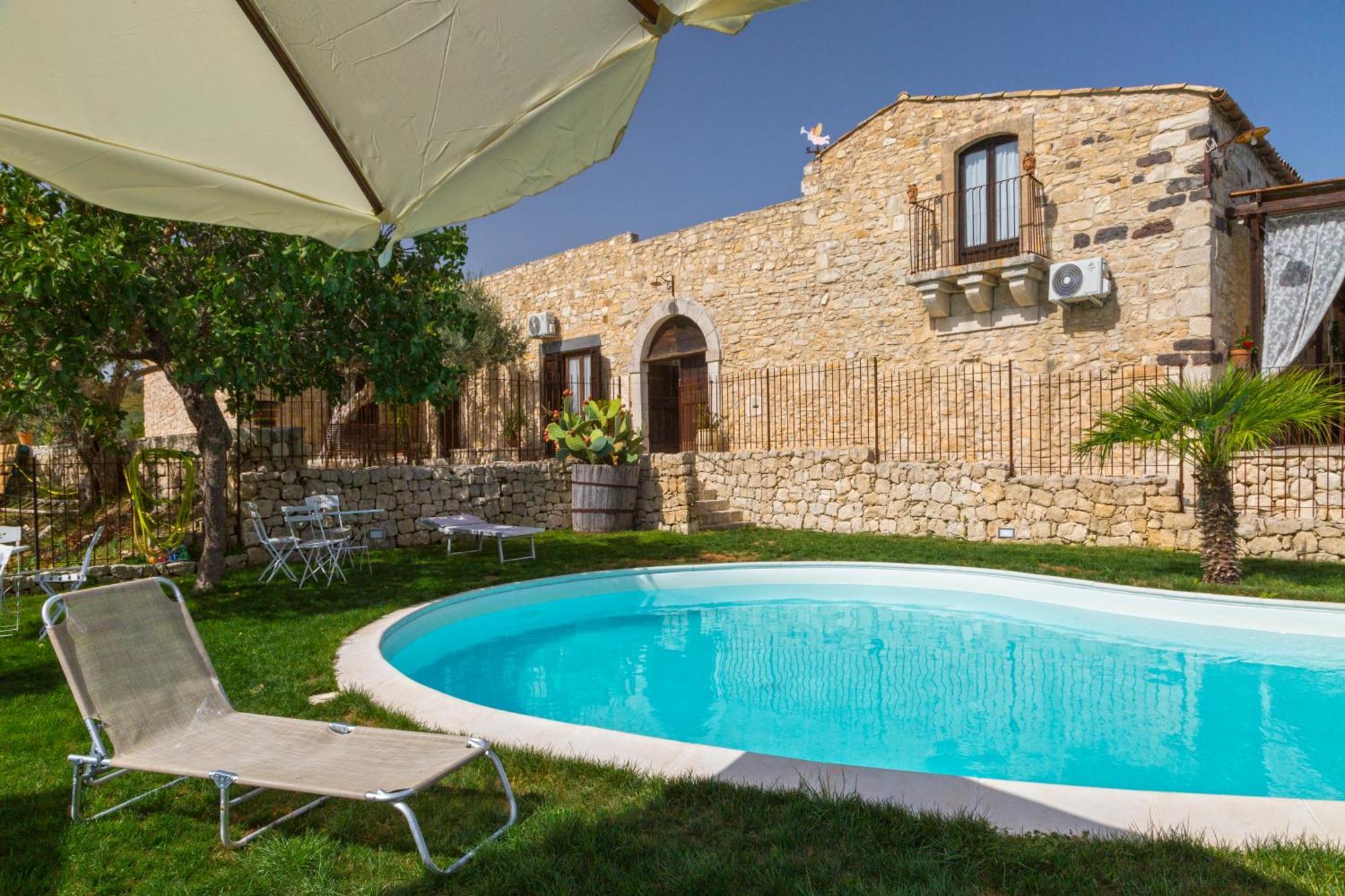 Buccheri Masseria Fortificata Lo Zafferaneto מראה חיצוני תמונה